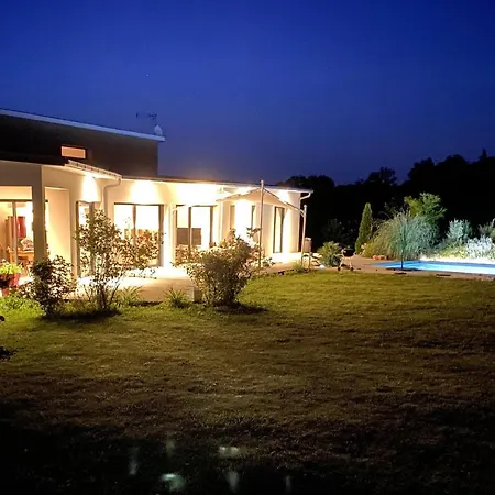 Villa Contemporaine Avec Piscine Sur 4000 M2 A Rodez 9 Personnes *