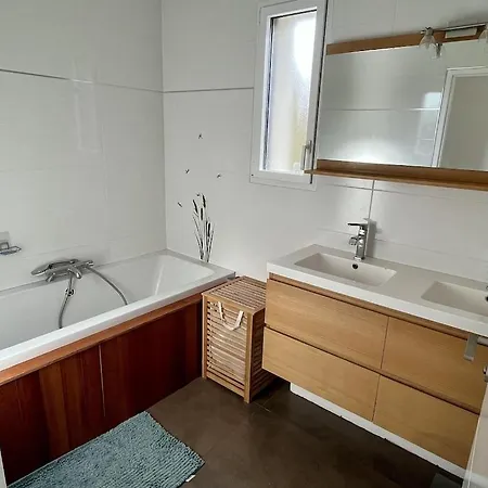 Contemporaine Avec Piscine Sur 4000 M2 A Rodez 9 Personnes Villa *