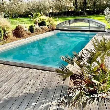 Contemporaine Avec Piscine Sur 4000 M2 A Rodez 9 Personnes Villa *
