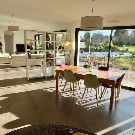 Contemporaine Avec Piscine Sur 4000 M2 à Rodez 9 Personnes Villa Onet-le-Château