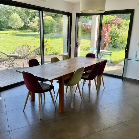 Contemporaine Avec Piscine Sur 4000 M2 à Rodez 9 Personnes Onet-le-Château