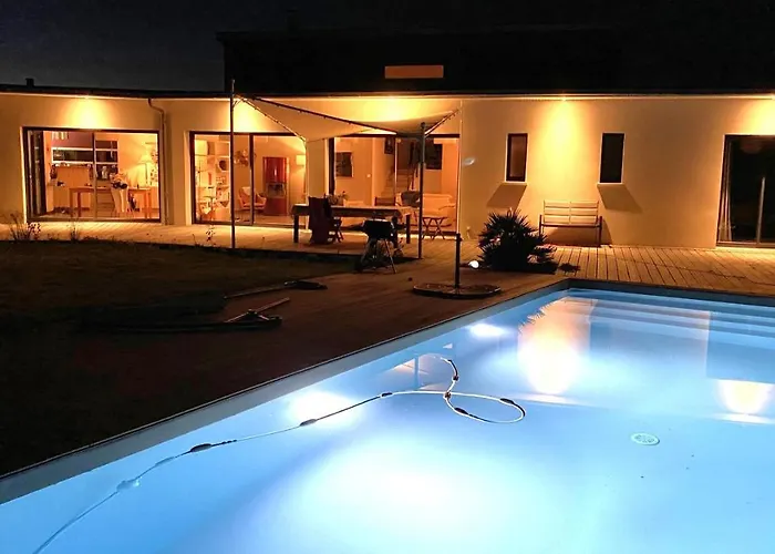 Contemporaine Avec Piscine Sur 4000 M2 à Rodez 9 Personnes Villa Onet-le-Château