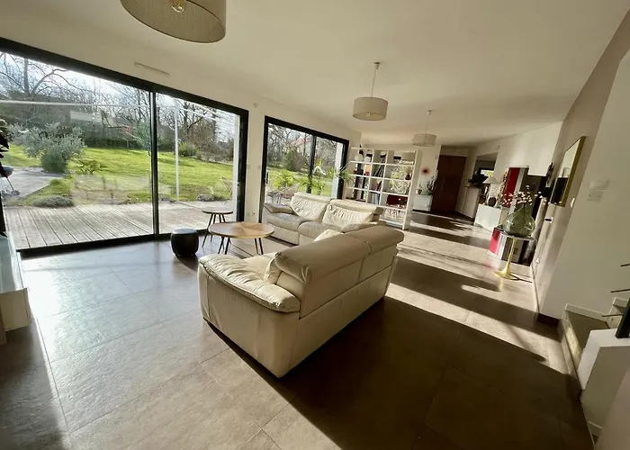 Villa Contemporaine Avec Piscine Sur 4000 M2 à Rodez 9 Personnes Onet-le-Château