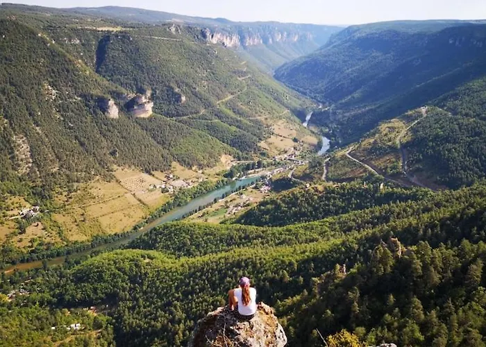 Contemporaine Avec Piscine Sur 4000 M2 à Rodez 9 Personnes Onet-le-Château