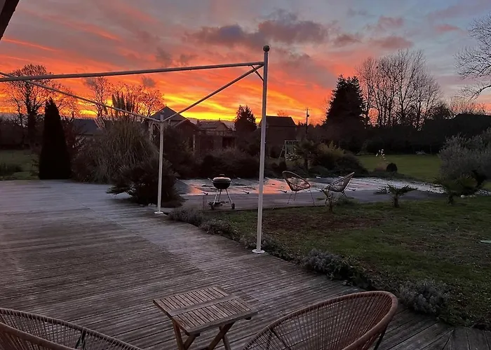 Contemporaine Avec Piscine Sur 4000 M2 à Rodez 9 Personnes Villa Onet-le-Château
