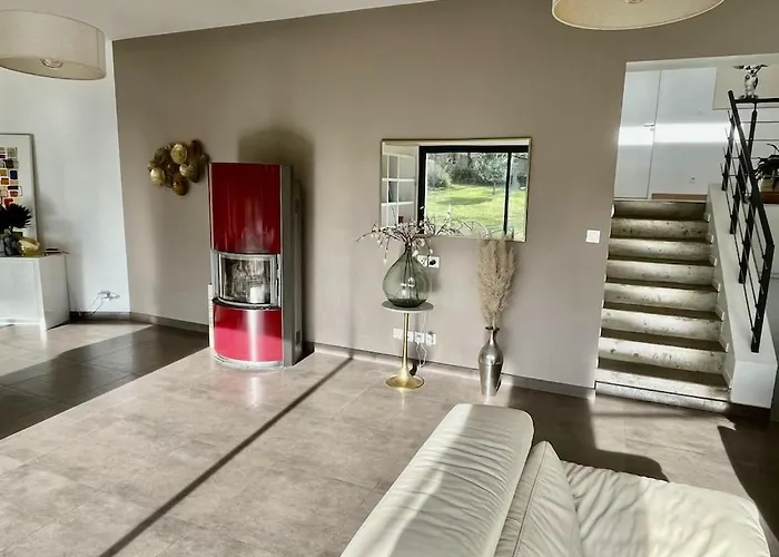 Contemporaine Avec Piscine Sur 4000 M2 à Rodez 9 Personnes Villa Onet-le-Château