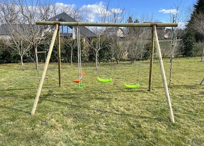 Contemporaine Avec Piscine Sur 4000 M2 à Rodez 9 Personnes Villa Onet-le-Château