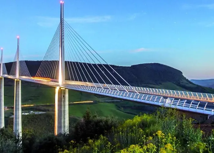 Contemporaine Avec Piscine Sur 4000 M2 à Rodez 9 Personnes Villa