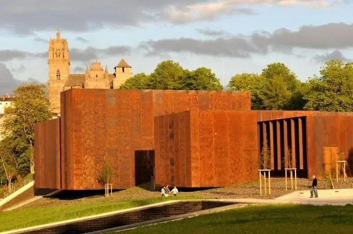 Contemporaine Avec Piscine Sur 4000 M2 à Rodez 9 Personnes Villa *