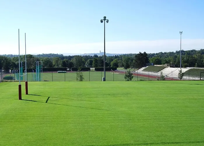 Contemporaine Avec Piscine Sur 4000 M2 à Rodez 9 Personnes Onet-le-Château