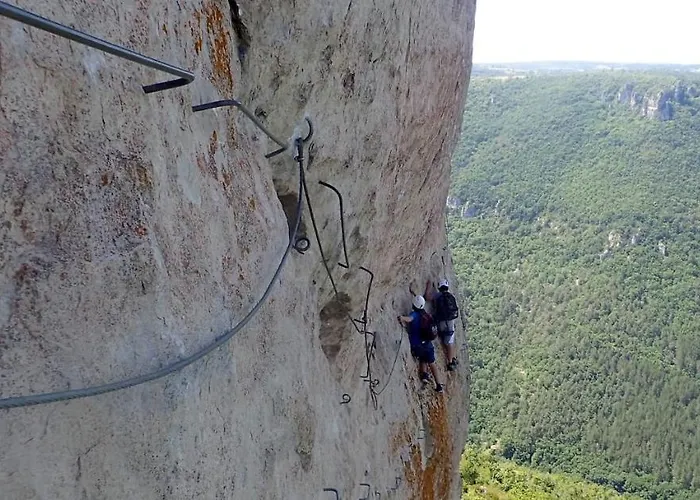 Contemporaine Avec Piscine Sur 4000 M2 à Rodez 9 Personnes Villa Onet-le-Château
