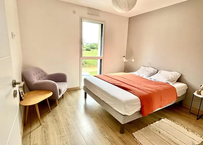 Contemporaine Avec Piscine Sur 4000 M2 à Rodez 9 Personnes Villa *