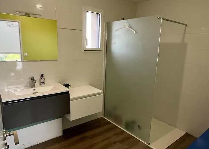 Contemporaine Avec Piscine Sur 4000 M2 à Rodez 9 Personnes * Onet-le-Château