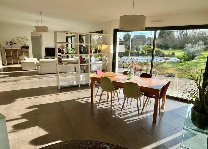 Contemporaine Avec Piscine Sur 4000 M2 à Rodez 9 Personnes Villa Onet-le-Château