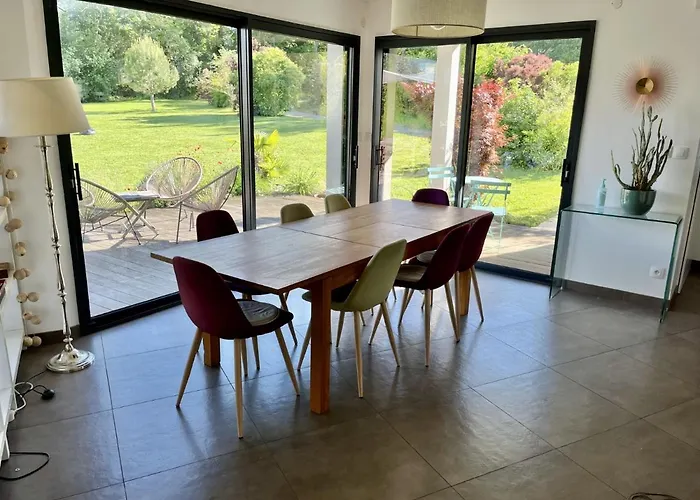 Contemporaine Avec Piscine Sur 4000 M2 à Rodez 9 Personnes Onet-le-Château