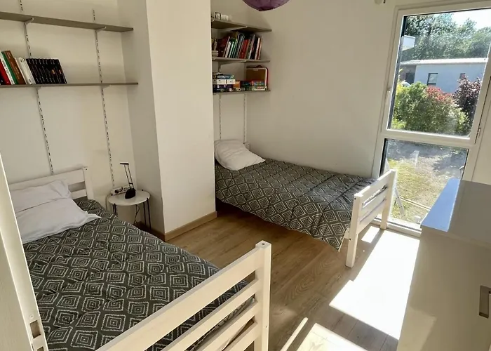 Contemporaine Avec Piscine Sur 4000 M2 à Rodez 9 Personnes Villa *