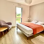 Contemporaine Avec Piscine Sur 4000 M2 A Rodez 9 Personnes Vila *
