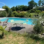 Contemporaine Avec Piscine Sur 4000 M2 A Rodez 9 Personnes