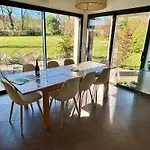 Contemporaine Avec Piscine Sur 4000 M2 A Rodez 9 Personnes Vila