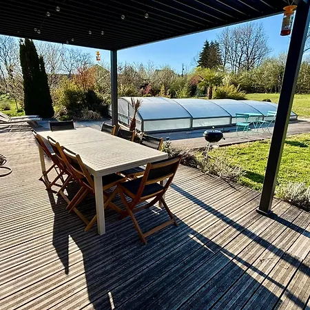 Contemporaine Avec Piscine Sur 4000 M2 A Rodez 9 Personnes Villa