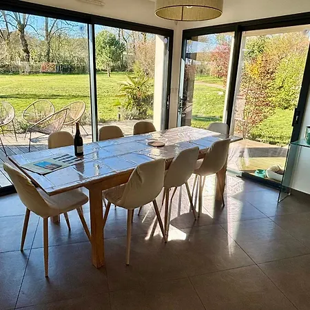 Contemporaine Avec Piscine Sur 4000 M2 A Rodez 9 Personnes Villa